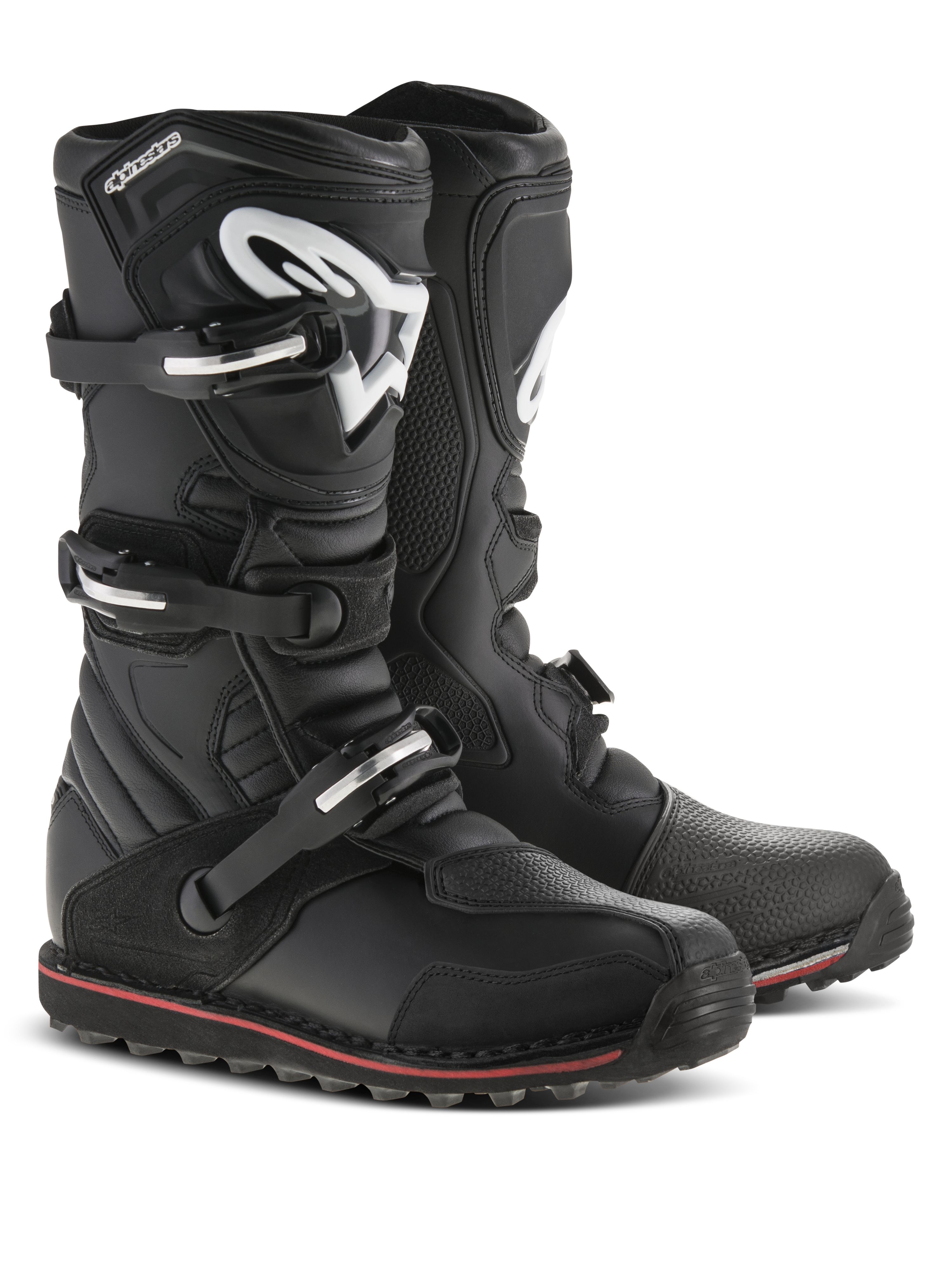 Alpinestars Tech-T stövlar, trialstövlar, svarta med röda och vita detaljer, stängningssystem med tre spännen, ergonomisk smalbensplatta med vit Astars-logotyp, smal röd rand längs sulan, hållbar läderkonstruktion för trials och terrängkörning