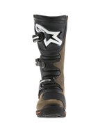 Alpinestars Tech-T stövlar, trialstövlar för motorcykel, brunoljade och svarta, vy framifrån som visar en ergonomisk skenbensplatta med stor vit logotyp, stängningssystem med tre spännen och specialiserad sula för teknisk terrängkörning