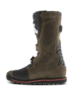 Alpinestars Tech-T-stövlar, trialstövlar för motorcykel, Brown Oiled, profilvy från sidan med svart ergonomisk skenbensplatta, ovandel i texturerat läder, förstärkt tå och slitstark sula med röd accentlinje.