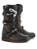 Alpinestars Tech-T Boots, trialstövlar för motorcykel, brunt oljat läder med svarta detaljer, ergonomiska skenbensplattor med vit Alpinestars-logotyp, stängningssystem med tre spännen och svart sula med röd rand, robusta terrängstövlar