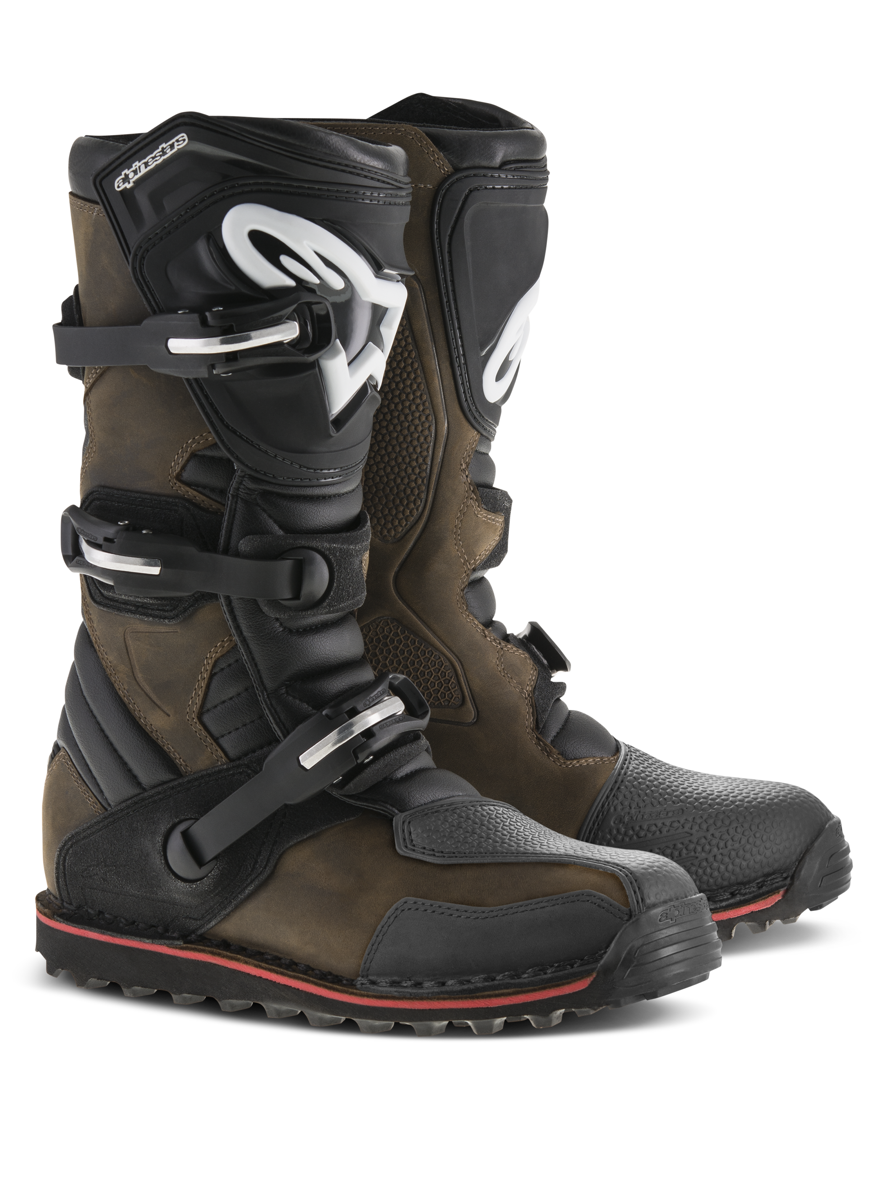 Alpinestars Tech-T Boots, trialstövlar för motorcykel, brunt oljat läder med svarta detaljer, ergonomiska skenbensplattor med vit Alpinestars-logotyp, stängningssystem med tre spännen och svart sula med röd rand, robusta terrängstövlar