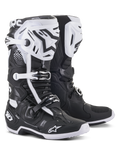 Alpinestars Tech 10 motocrossstövlar, svarta och vita, högpresterande skyddsdesign med vita skenbensplattor, svarta stjärnlogotyper, justerbara spännen och DHCP-hälskydd, robusta mönstrade sulor för terrängkörning