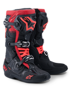 Alpinestars Tech 10-stövlar, motocrossstövlar, svarta och röda, med ett trippelspännesystem, röd Alpinestars-stjärnlogotyp på smalbenet och tån, DHCP-märkning på hälen, professionell skyddsdesign för terrängkörning