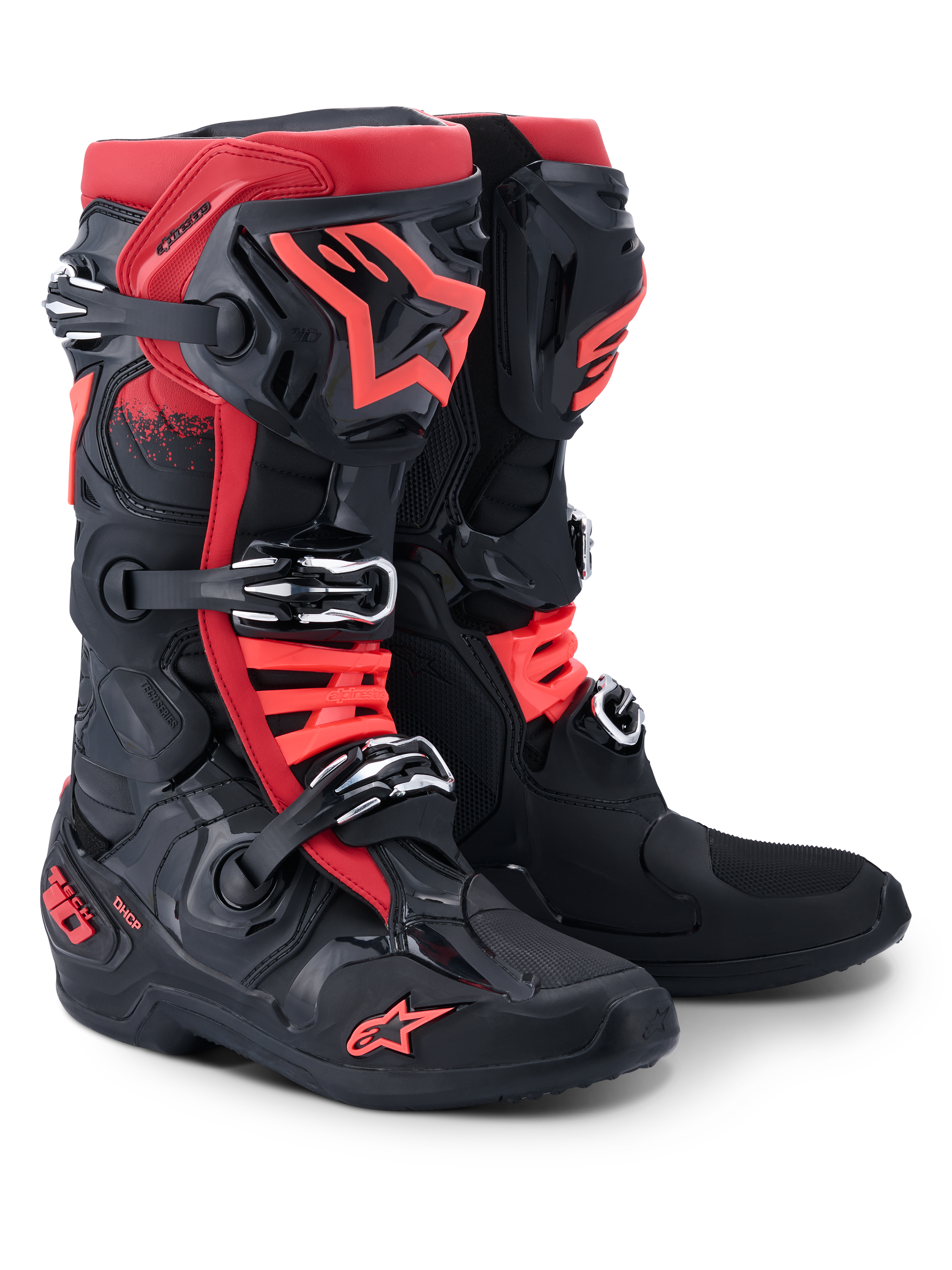 Alpinestars Tech 10-stövlar, motocrossstövlar, svarta och röda, med ett trippelspännesystem, röd Alpinestars-stjärnlogotyp på smalbenet och tån, DHCP-märkning på hälen, professionell skyddsdesign för terrängkörning
