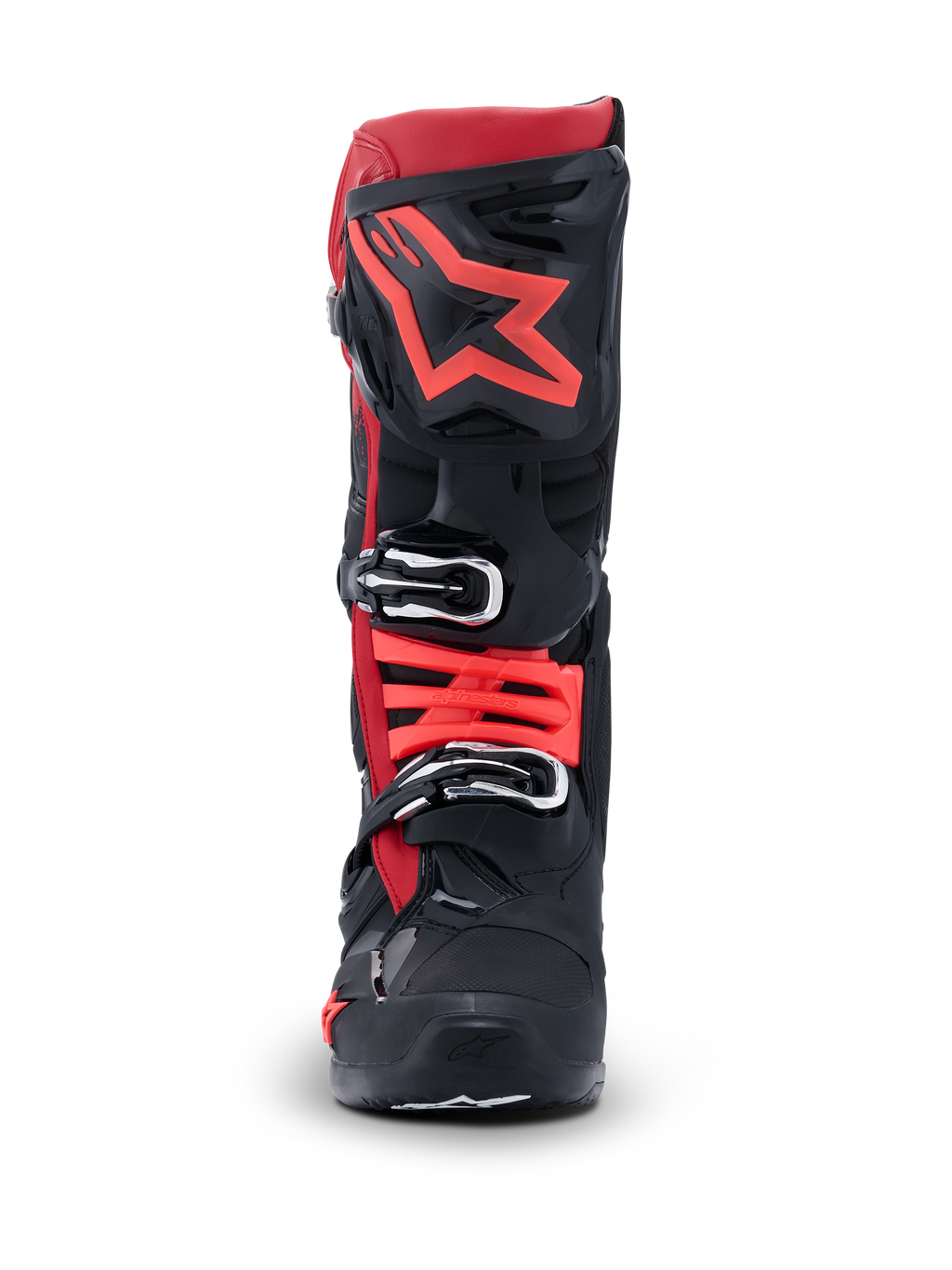 Alpinestars Tech 10-stövlar, motocross-stövlar, svarta och röda, sedda framifrån med en stor röd stjärnlogotyp på skenbensplattan och silverfärgade spännen, avancerad skyddsutrustning för terrängkörning