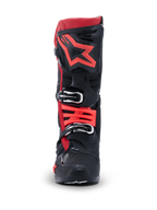 Alpinestars Tech 10-stövlar, motocross-stövlar, svarta och röda, sedda framifrån med en stor röd stjärnlogotyp på skenbensplattan och silverfärgade spännen, avancerad skyddsutrustning för terrängkörning