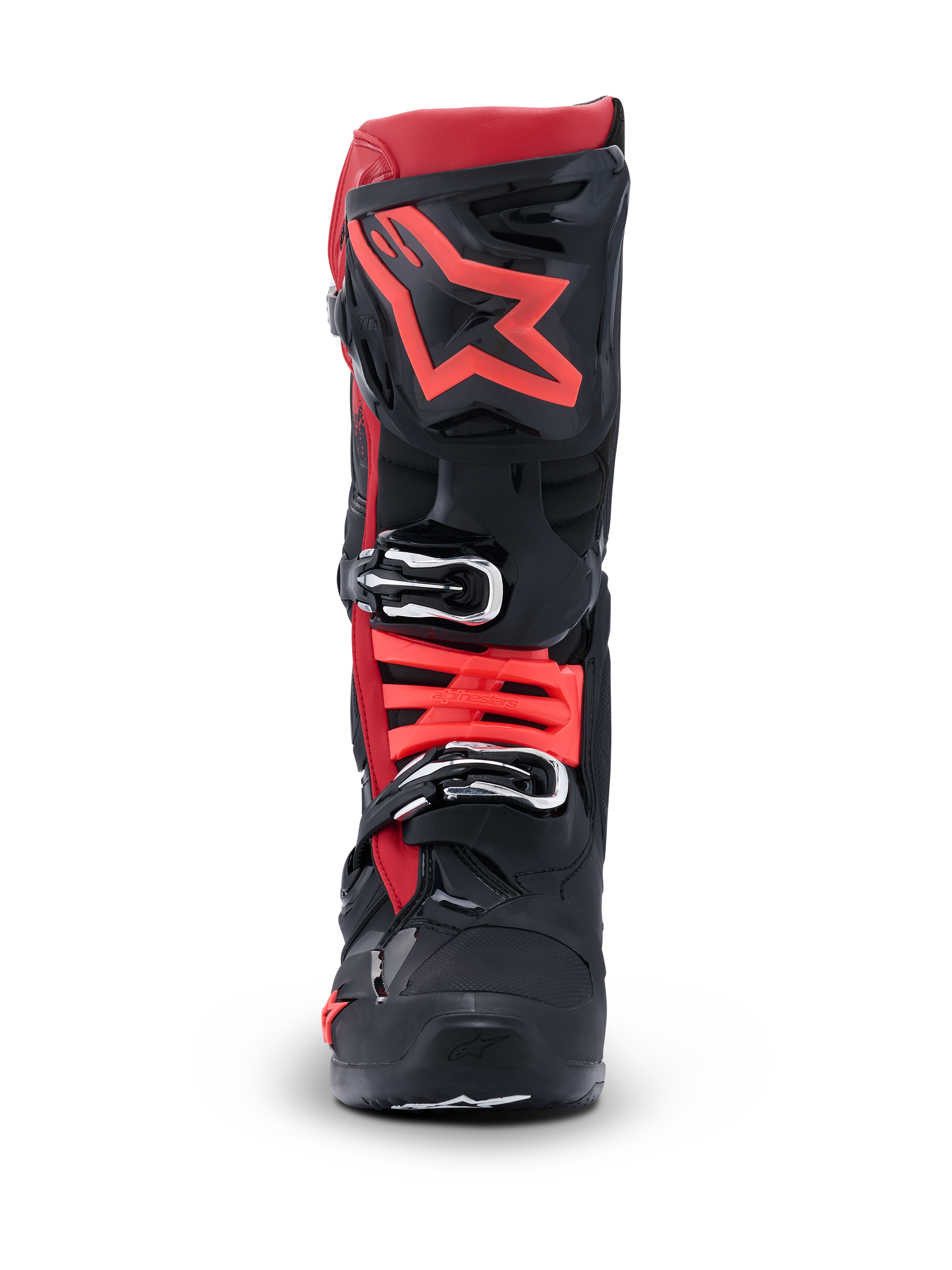 Alpinestars Tech 10-stövlar, motocross-stövlar, svarta och röda, sedda framifrån med en stor röd stjärnlogotyp på skenbensplattan och silverfärgade spännen, avancerad skyddsutrustning för terrängkörning