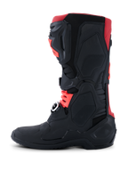 Alpinestars Tech 10-stövlar, motocrossstövlar, svarta och röda, sidovy som visar det skyddande TPU-chassit, kallsmidda aluminiumspännen och strömlinjeformad offroad-design