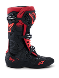 Alpinestars Tech 10-stövlar, motocross-stövlar, svarta och röda, sidoprofil, tre silverfärgade aluminiumspännen, röd stjärnlogotyp på sidan och ankeln, DHCP-teknologi på hälen, förstärkt skyddande chassi för offroad-racing