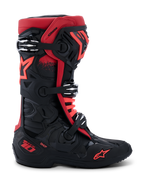 Alpinestars Tech 10-stövlar, motocross-stövlar, svarta och röda, sidoprofil, tre silverfärgade aluminiumspännen, röd stjärnlogotyp på sidan och ankeln, DHCP-teknologi på hälen, förstärkt skyddande chassi för offroad-racing
