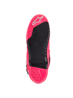 Alpinestars Tech 10-stövlar, motocross-stövlar, Diva Pink och svart, vy av undersulan med mönstrat grepp, utbytbar fotpinninsats och Alpinestars stjärnlogotyp, designade för överlägset grepp och hållbarhet