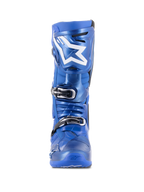 Alpinestars Tech 10 motocross-stövlar, blå och svarta, vy framifrån, med vit Astars-logotyp på skenbensplattan, trippelspännesystem i svart och silver, hållbar TPU-skalkonstruktion för offroad-prestanda