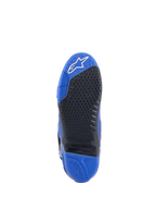 Alpinestars Tech 10-stövlar, blå och svarta, detaljerad vy av sulan med ett texturerat svart greppmönster och en utbytbar central insats, blå tå med vit logotyp och blå häl, högpresterande motocross-stöveldesign