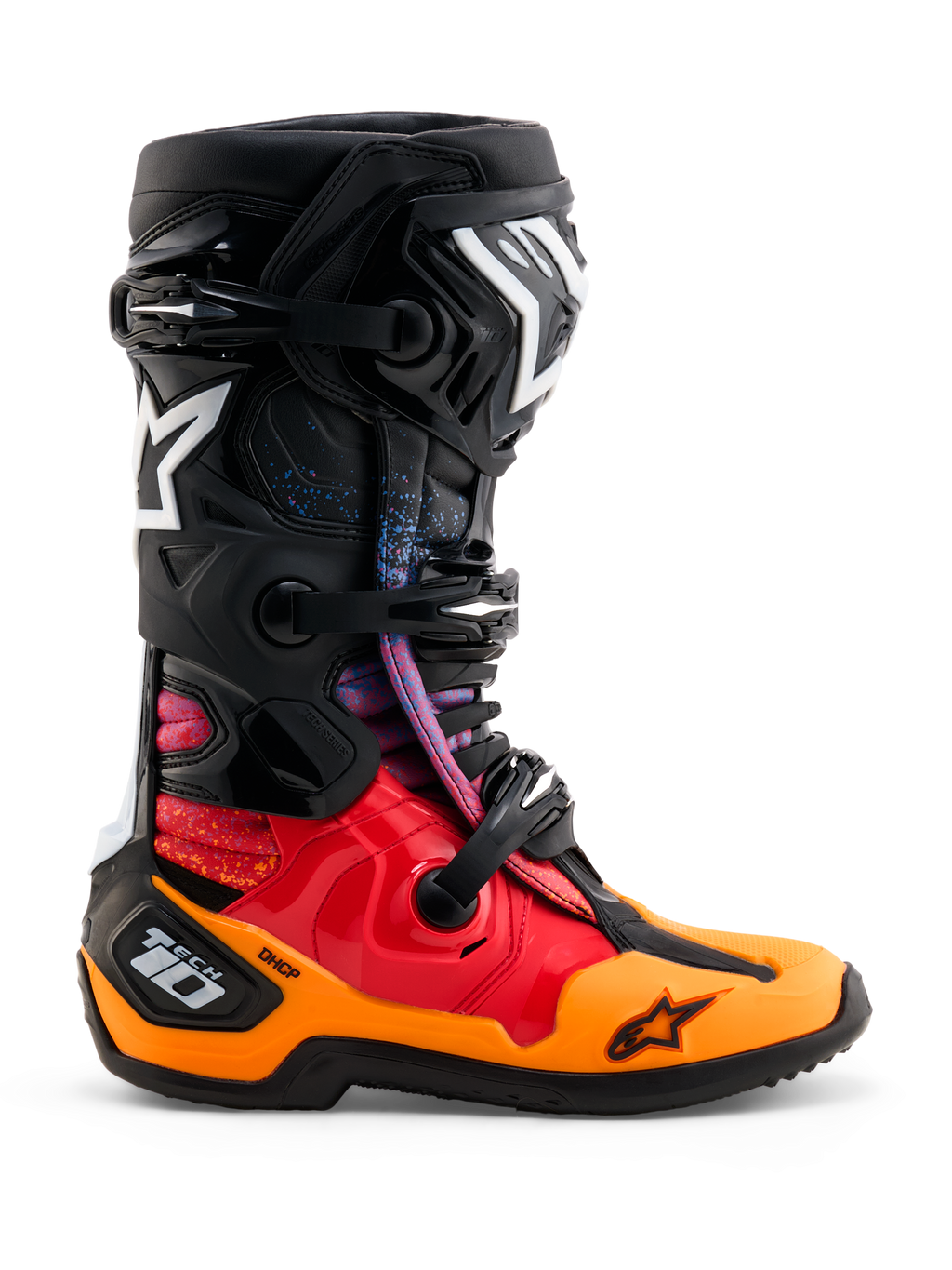 Alpinestars Limited Edition Tech 10 Black Hole-stövlar, motocross-racingstövlar, färgställningen Black Burst med röd-orange gradienter och blå stänk, vita Alpinestars stjärnlogotyper, trippelt spännsystem och skyddande DHCP-hälchassi, sidoprofil