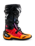 Alpinestars Limited Edition Tech 10 Black Hole-stövlar, motocross-racingstövlar, färgställningen Black Burst med röd-orange gradienter och blå stänk, vita Alpinestars stjärnlogotyper, trippelt spännsystem och skyddande DHCP-hälchassi, sidoprofil