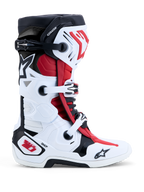 Alpinestars Tech 10-stövlar, motocross- och off-road-stövlar i vitt, svart och klarrött, sidovy med slitstarkt TPU-skal, spännsystem och Dynamic Heel Compression Protector (DHCP).