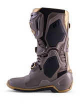 Alpinestars Tech 10 Air Gold motocross-stövlar i Earth Brown Gold med skyddande TPU-skal och guldiga detaljer.