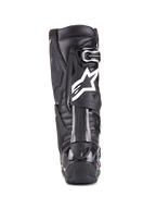Alpinestars Tech 10 Enduro-stövlar, svarta, vy bakifrån på en enskild stövel som visar den vita Alpinestars-logotypen, slitstarkt hälskydd i TPU och robust enduro-suldesign för terrängkörning