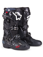 Alpinestars Tech 10 Enduro-stövlar, motocrossstövlar, svarta med vit logotyp på smalbenet och liten röd stjärndetalj, tredubbelt spännsystem, slitstarkt TPU-skydd och specialiserad endurosula för terrängkörning