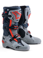 Alpinestars Tech-10 Enduro stövlar, motorcykelstövlar för herr, gråa och röd fluo, TPU-skydd och CE-certifierade, specialdesignad sula för terrängkörning.