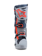 Alpinestars Tech-10 Enduro stövlar i grått och röd fluo med tredubbelt spännsystem och TPU-skenbensplatta för terrängkörning.