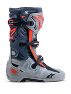 Alpinestars Tech-10 Enduro stövlar, motorcykelstövlar för terrängkörning och enduro, gråa och röd fluo, TPU-skydd och DCHP-hälskydd, CE-certifierade med robust sula för grepp.