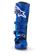 Alpinestars Yamaha Tech 7 stövlar, motocross-stövlar, blå och vita, vy framifrån, med vit Astar-logotyp, silverfärgat spännsystem och robust TPU-skyddsskal för terrängkörning
