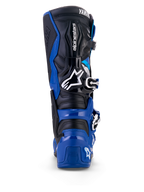 Vy bakifrån av Alpinestars Yamaha Tech 7-stövlar i blått, svart och vitt, med ett skyddande TPU-skal, ledat ankelsystem och framträdande Alpinestars- och Yamaha-logotyper, konstruerade för motocross och terrängkörning
