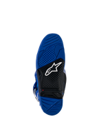 Alpinestars Yamaha Tech 7-stövlar, motocrossstövlar, vy av blå och svart sula, yttersula i vulkaniserat gummi med dubbla gummiblandningar och strukturerat greppmönster, med en vit Alpinestars-logotyp och röd slitageindikator