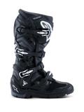 Alpinestars 2026 Tech 7 Enduro-stövlar, svarta, antracitgrå och vita, specialiserade offroad-motorcykelstövlar med ett stängningssystem med fyra spännen, slitstark PU-förstärkt mikrofiberovandel och en robust grovmönstrad sula för enduroterräng, stilren design med tydlig Tech 7-logotyp på hälen.
