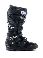 Alpinestars 2026 Tech 7 Enduro-stövlar, svarta, antracitgrå och vita, specialiserade offroad-motorcykelstövlar med ett stängningssystem med fyra spännen, slitstark PU-förstärkt mikrofiberovandel och en robust grovmönstrad sula för enduroterräng, stilren design med tydlig Tech 7-logotyp på hälen.