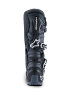 Alpinestars 2026 Tech 7 Enduro-stövlar, vy bakifrån, svarta, antracitgrå och vita, offroad-motorcykelstövlar med vit Astar-logotyp, spännsystem och TPU-hälskydd