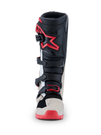 Alpinestars 2026 Tech 7 Enduro-stövlar, motocross-stövlar, svarta, ljusgrå och klarröda, vy framifrån som visar spännsystemet med flera spännen och röd stjärnlogotyp på skenbenet