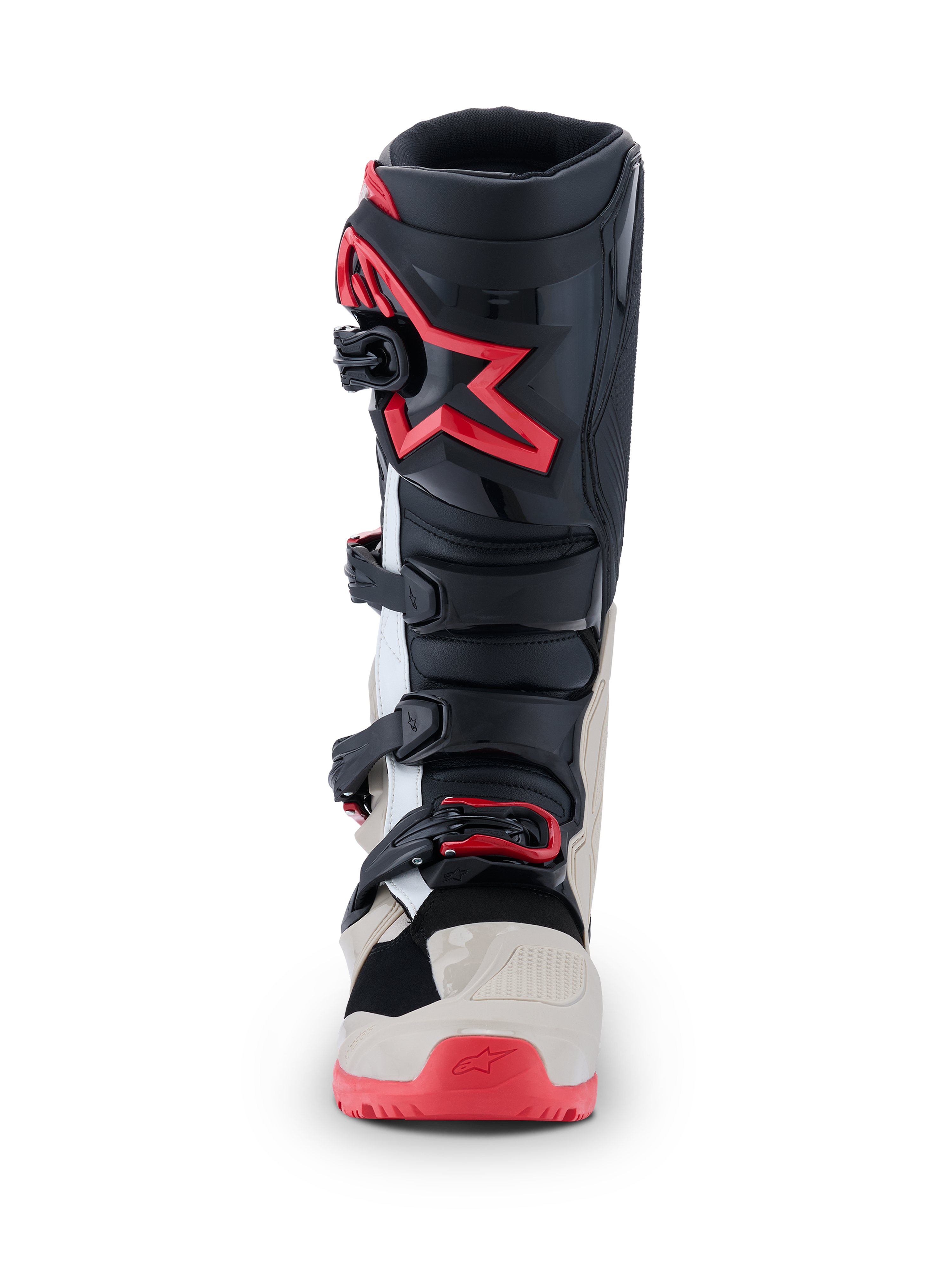 Alpinestars 2026 Tech 7 Enduro-stövlar, motocross-stövlar, svarta, ljusgrå och klarröda, vy framifrån som visar spännsystemet med flera spännen och röd stjärnlogotyp på skenbenet