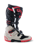 Alpinestars 2026 Tech 7 Enduro-stövlar, off-road-motorcykelstövlar i svart, ljusgrått och klarrött, sidoprofil som visar spännsystemet och det omfattande TPU-skyddet mot stötar.
