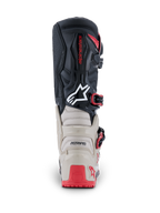 Alpinestars 2026 Tech 7 Enduro-stövlar, vy bakifrån, svart, ljusgrå och klarröd, med förstärkt TPU-skydd på häl och vad, vit Astars-logotyp och röda spännesdetaljer, hållbar konstruktion för terrängkörning