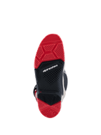 Alpinestars 2026 Tech 7 Enduro-stövlar, vy underifrån av dubbelkomponentsula, rött och svart gummi med specialiserat mönster för terränggrepp, vit Alpinestars-logotyp i mitten.