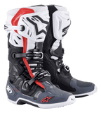 Alpinestars Tech 10 Supervented-stövlar, motocross-stövlar, svarta, vita, mellangrå och röda, med ventilerade skenbensplattor, perforerad mikrofiberkonstruktion för luftflöde, stängningssystem med flera spännen och Alpinestars-logotyp på tån och hälen.