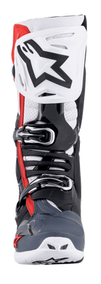 Alpinestars Tech 10 Supervented stövlar, vy framifrån, svart, vit, mellangrå och röd, med en ventilerad skenbensplatta med en stor svart stjärnlogotyp, mikrojusterbart spännsystem, perforerade zoner för luftflöde och ett hållbart TPU-skyddschassi för motocross.