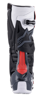 Alpinestars Tech 10 Supervented-stövlar, motocross-stövlar, vy bakifrån i svart, vit, mellangrå och röd, med ett rött bladskydd baktill, perforerade zoner för ventilation och högpresterande TPU-skal med säker spännstängning