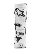 Alpinestars Tech 10 Supervented-stövlar, motocross-stövlar, vita med svarta detaljer, vy framifrån som visar en stor svart Astar-logotyp på skenbensplattan, spännessystem och perforerade partier för ventilation.