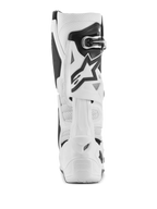 Alpinestars Tech 10 Supervented-stövlar, vita motocross-stövlar, vy bakifrån med perforerad mikrofiber för luftflöde, vitt TPU-bladsystem baktill, svart stjärnlogotyp, säker spännstängning, högpresterande skor för terrängkörning
