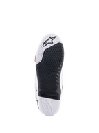 Alpinestars Tech 10 Supervented-stövlar, vy av sula i vitt och svart, med en utökad bikakedesign för grepp, svart utbytbar central insats, vit tå med Alpinestars stjärnlogotyp, optimerad för kontroll på fotpinnarna vid motocross