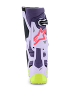 Alpinestars Tech 10 Supervented-stövlar, vy bakifrån, färgställningen Purple Yellow Fluo och Diva Pink, med ventilerad TPU-struktur, rosa stjärnlogotyp och neongul häldetalj, professionella motocross-stövlar