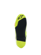 Alpinestars Tech 10 Supervented-stövlar, detaljerad vy av sulan, Yellow Fluo och svart, med ett bikakeformat greppmönster, utbytbar central insats och texturerad yta för grepp på fotpinnar