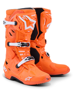 Alpinestars Tech 10 Supervented-stövlar, motocross-stövlar, fluorescerande orange med vita och svarta detaljer, vita justerbara spännen, ventilerad TPU-skenbensplatta, framträdande Alpinestars-logotyp, högpresterande skor för terrängkörning