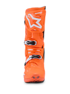Alpinestars Tech 10 Supervented-stövlar, Orange Fluo Black White, vy framifrån av en enskild lysande neonorange motocross-stövel, vit Alpinestars-stjärnlogotyp på skenbensplattan, mekaniska spännen och perforerade ventilationsöppningar för terrängprestanda.