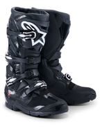 Alpinestars 2026 Tech 7 Enduro Drystar®-stövlar, professionella motocross- och endurostövlar, svarta, med ett stängningssystem med fyra spännen, vit Astar-logotyp på smalbenet, robusta TPU-skyddspaneler och en specialiserad sula för grepp i terräng.