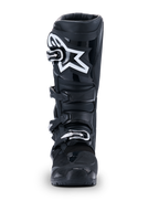 Alpinestars 2026 Tech 7 Enduro Drystar® stövlar, svarta motocross-stövlar, vy framifrån, med ett hållbart spännsystem med fyra spännen och en framträdande vit stjärnlogotyp på smalbenet, designade för off-road- och enduro-prestanda