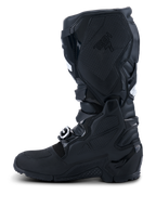 Alpinestars 2026 Tech 7 Enduro Drystar®-stövlar, svarta, medial profilvy med omfattande TPU-skydd, dubbelt pivotsystem och specialiserade strukturerade greppaneler för kontroll över cykeln, vattentät konstruktion för offroad- och endurokörning